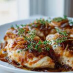 Französische Zwiebel Hähnchen-Pfanne: Cremig & mit Gruyère überbacken