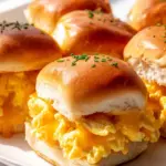 Hawaii-Sliders: Eier & Käse Frühstück auf süßen Brötchen