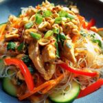 Lauwarmer Glasnudelsalat mit Erdnusshähnchen