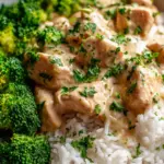 Leckere cremige Hähnchen Bowl mit Reis und frischem Brokkoli