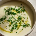 Leckere weiße Spargelsuppe mit Gemüsefond ohne Alkohol