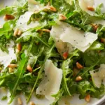 Rucola Salat mit Parmesan und Pinienkernen – frisch genießen!