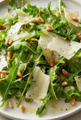 Rucola Salat mit Parmesan und Pinienkernen – frisch genießen!