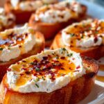 Süße scharfe Hot Honey Feta Crostini: Cremig & unwiderstehlich