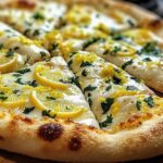 Zitronenpizza mit frischem Mozzarella und Kräutern